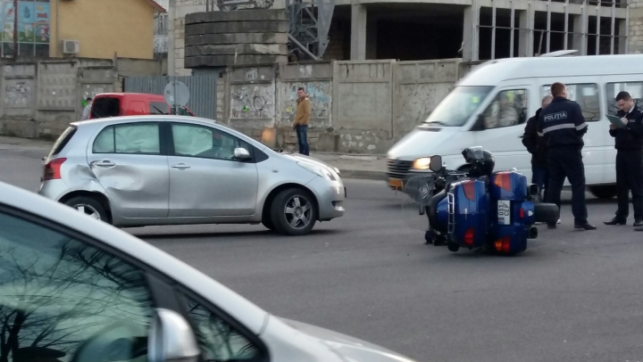 ACCIDENT CUMPLIT în Chişinău! O motocicletă, lovită de un automobil (FOTO)