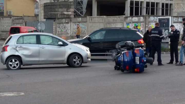 ACCIDENT CUMPLIT în Chişinău! O motocicletă, lovită de un automobil (FOTO)