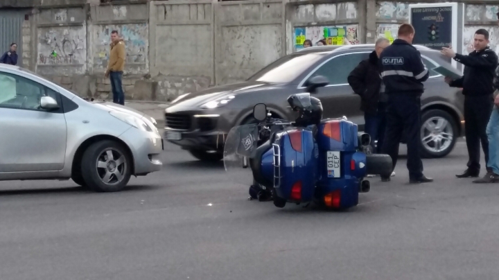 ACCIDENT CUMPLIT în Chişinău! O motocicletă, lovită de un automobil (FOTO)