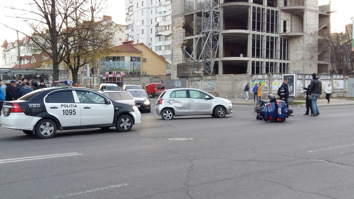 ACCIDENT CUMPLIT în Chişinău! O motocicletă, lovită de un automobil (FOTO)