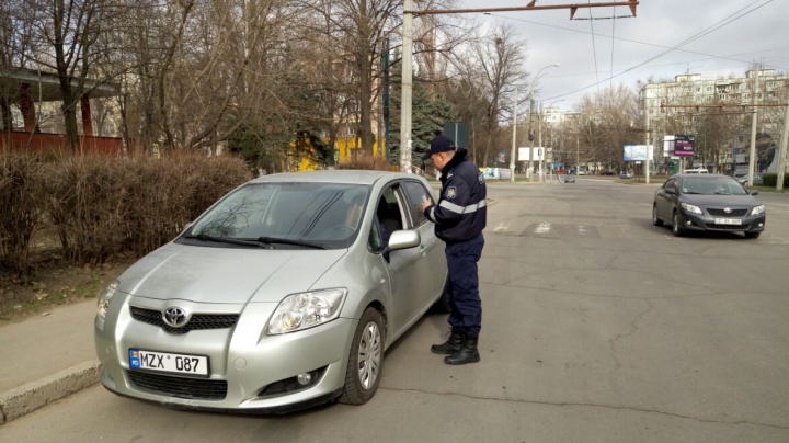 GEST DEMN DE URMAT al inspectorilor de patrulare! Cum au fost surprinse în trafic şoferiţele din Capitală