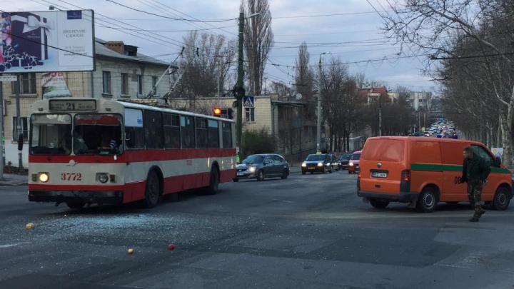 ACCIDENT grav în Capitală. Un troleibuz s-a lovit cu o mașină a încasatorilor (FOTO)