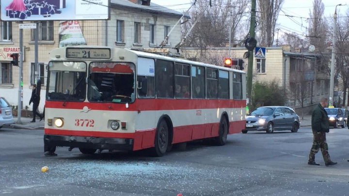 ACCIDENT grav în Capitală. Un troleibuz s-a lovit cu o mașină a încasatorilor (FOTO)