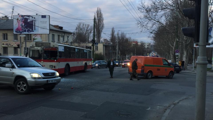 ACCIDENT grav în Capitală. Un troleibuz s-a lovit cu o mașină a încasatorilor (FOTO)