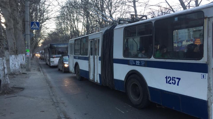 ACCIDENT grav în Capitală. Un troleibuz s-a lovit cu o mașină a încasatorilor (FOTO)