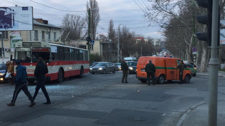 ACCIDENT grav în Capitală. Un troleibuz s-a lovit cu o mașină a încasatorilor (FOTO)