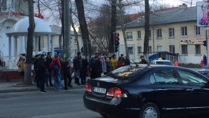 ACCIDENT grav în Capitală. Un troleibuz s-a lovit cu o mașină a încasatorilor (FOTO)