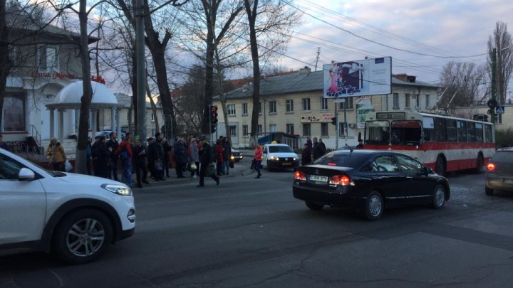 ACCIDENT grav în Capitală. Un troleibuz s-a lovit cu o mașină a încasatorilor (FOTO)