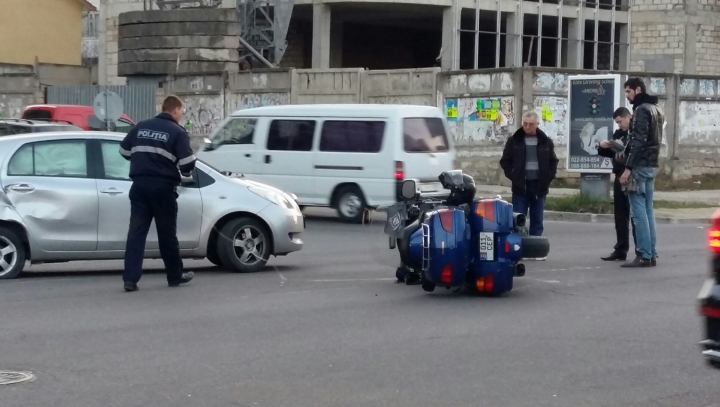 ACCIDENT CUMPLIT în Chişinău! O motocicletă, lovită de un automobil (FOTO)