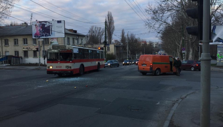 ACCIDENT grav în Capitală. Un troleibuz s-a lovit cu o mașină a încasatorilor (FOTO)