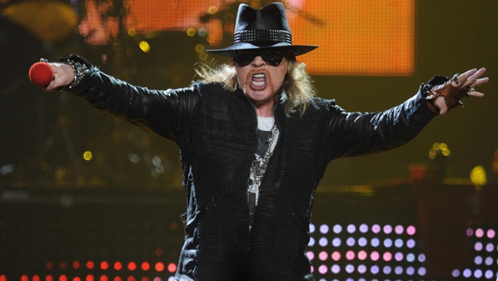 Au găsit înlocuitor: Axl Rose va fi noul solist al trupei AC/DC