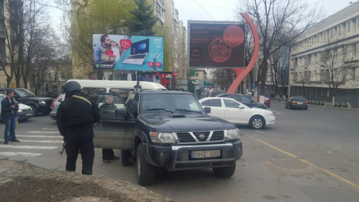 Un SUV, tras pe dreapta. REȚINERE CU MASCAȚI în centrul Capitalei (VIDEO)