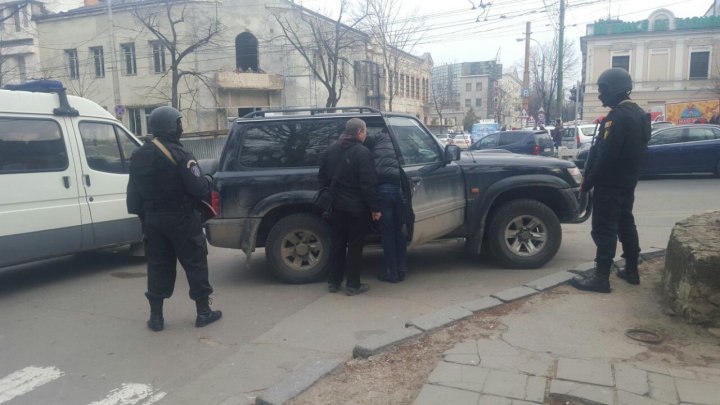 Un SUV, tras pe dreapta. REȚINERE CU MASCAȚI în centrul Capitalei (VIDEO)