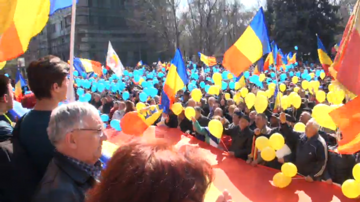 Miting unionist de AMPLOARE! Oamenii marchează 98 de ani de la Unirea Basarabiei cu România (FOTO)