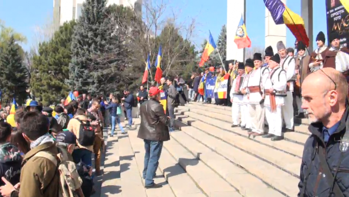 Miting unionist de AMPLOARE! Oamenii marchează 98 de ani de la Unirea Basarabiei cu România (FOTO)