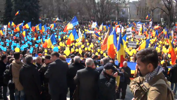 Miting unionist de AMPLOARE! Oamenii marchează 98 de ani de la Unirea Basarabiei cu România (FOTO)