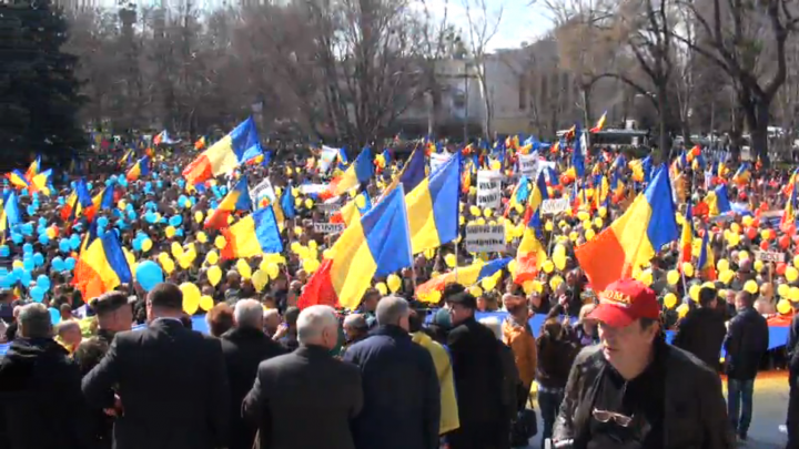 Miting unionist de AMPLOARE! Oamenii marchează 98 de ani de la Unirea Basarabiei cu România (FOTO)