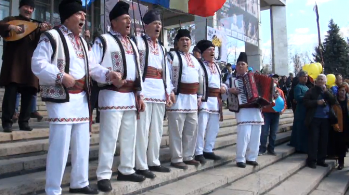 Miting unionist de AMPLOARE! Oamenii marchează 98 de ani de la Unirea Basarabiei cu România (FOTO)