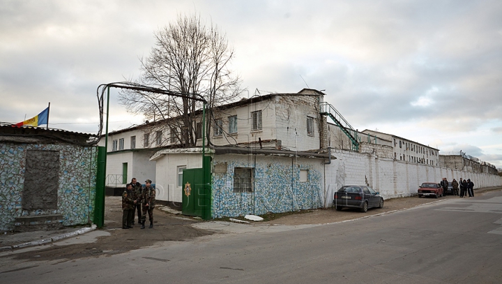 PERCHEZIŢII în penitenciarele din țară. Zeci de telefoane mobile au fost confiscate (FOTO)