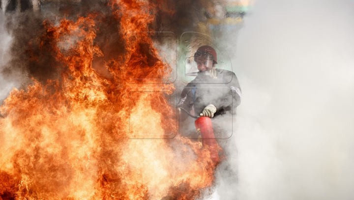 INCENDIU în Capitală! O casă amplasată lângă viaduct a luat foc (VIDEO/FOTO)