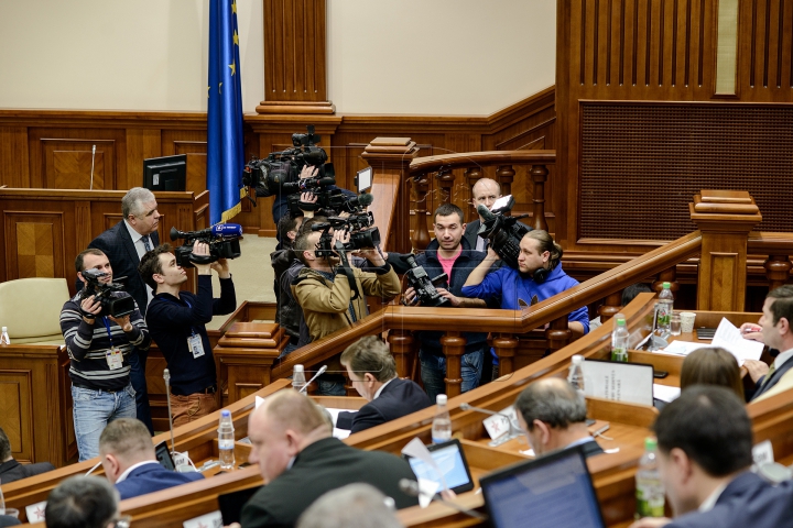 SCANDAL la Parlament! Un grup de ONG-iști și jurnaliști au dat buzna în plen (FOTOREPORT)