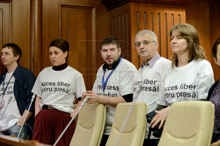 SCANDAL la Parlament! Un grup de ONG-iști și jurnaliști au dat buzna în plen (FOTOREPORT)