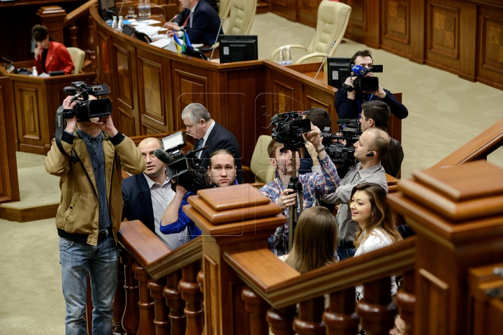 SCANDAL la Parlament! Un grup de ONG-iști și jurnaliști au dat buzna în plen (FOTOREPORT)