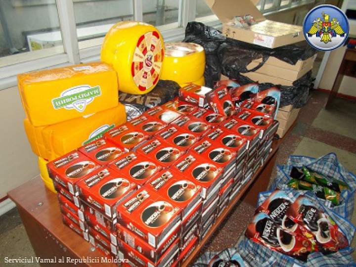 A ascuns în microbuz icre roşii de la Odesa. Vameşii au depistat bunurile tăinuite (FOTO)