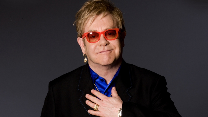 Elton John se apără împotriva acuzațiilor de hărțuire sexuală