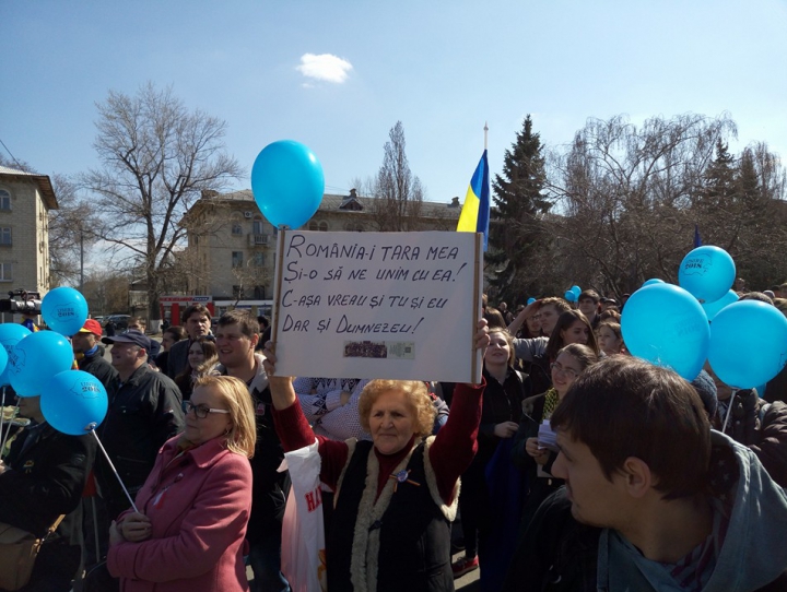 "UNIREA - ideal național" Mii de unioniști participă la un marș de amploare în Capitală (FOTO/VIDEO)