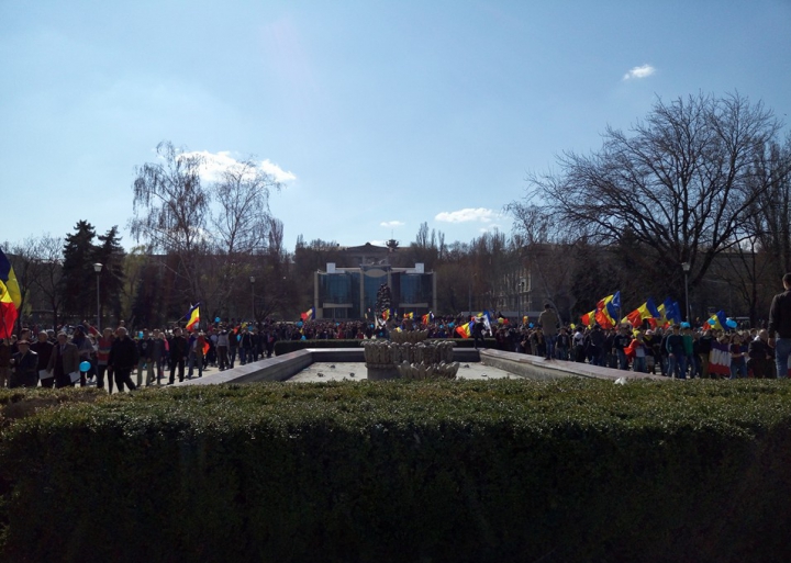 "UNIREA - ideal național" Mii de unioniști participă la un marș de amploare în Capitală (FOTO/VIDEO)