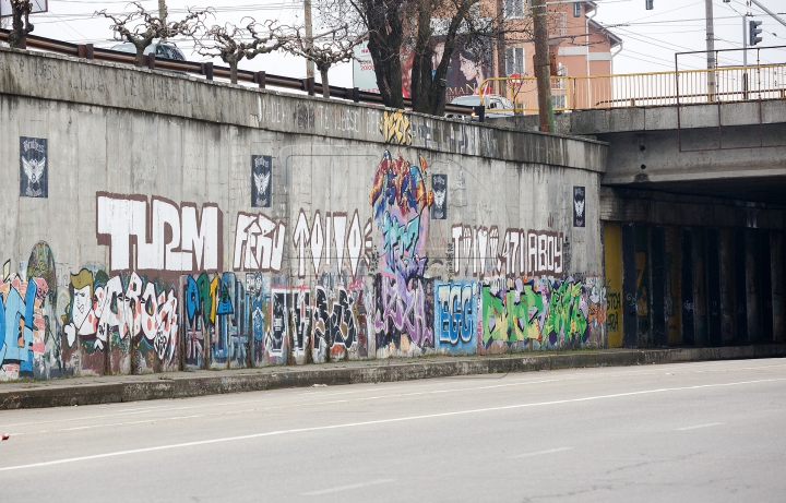 Vandalism sau artă urbană? Zeci de clădiri şi monumente din Capitală, mâzgălite cu graffiti