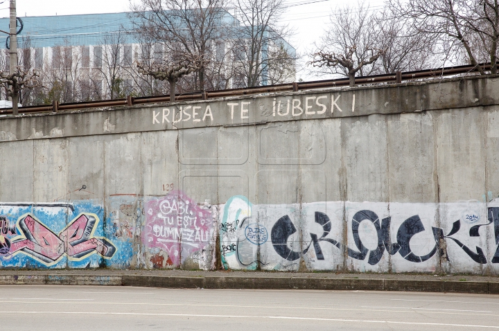 Vandalism sau artă urbană? Zeci de clădiri şi monumente din Capitală, mâzgălite cu graffiti