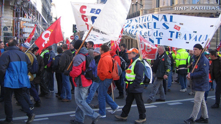 Manifestații în Franța. Zeci de tineri au lansat pietre și sticle asupra forțelor de ordine