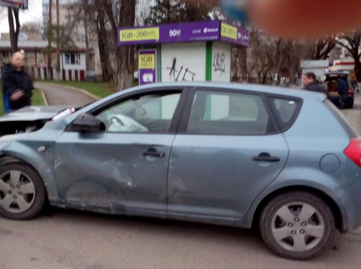 ACCIDENT rutier grav în Capitală. Troleibuzele nu pot circula (FOTO)