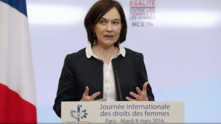 Un ministru francez critică firmele occidentale care vând haine de inspirație islamică pentru femei