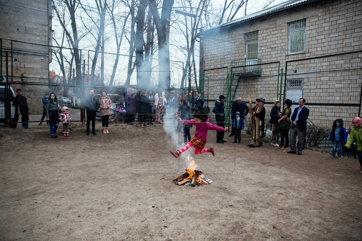 Muzică, dansuri și sărituri peste foc. Cum este sărbătorit Nowruzul de musulmanii din Moldova (FOTOREPORT)