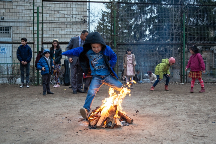 Muzică, dansuri și sărituri peste foc. Cum este sărbătorit Nowruzul de musulmanii din Moldova (FOTOREPORT)