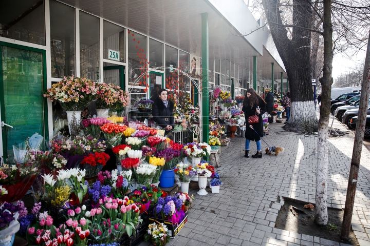 De ziua ta, FEMEIE! Bărbații au dat buzna la florării pentru a-și bucura iubitele (FOTO/VIDEO)