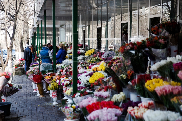 De ziua ta, FEMEIE! Bărbații au dat buzna la florării pentru a-și bucura iubitele (FOTO/VIDEO)