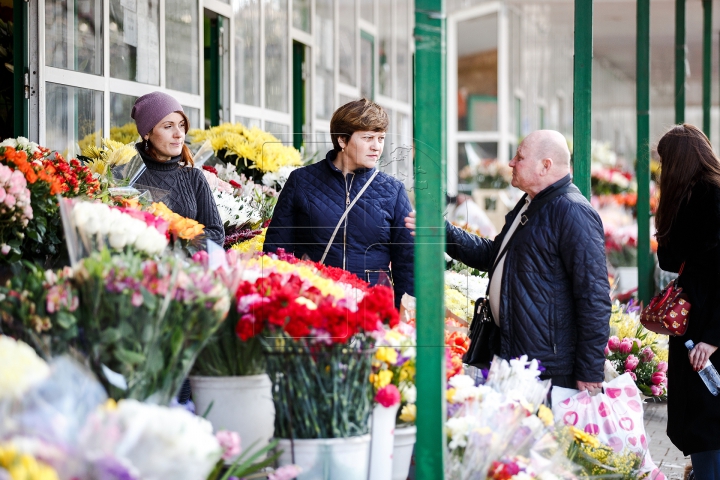 De ziua ta, FEMEIE! Bărbații au dat buzna la florării pentru a-și bucura iubitele (FOTO/VIDEO)