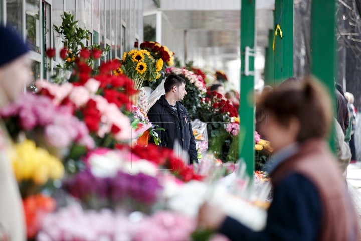 De ziua ta, FEMEIE! Bărbații au dat buzna la florării pentru a-și bucura iubitele (FOTO/VIDEO)