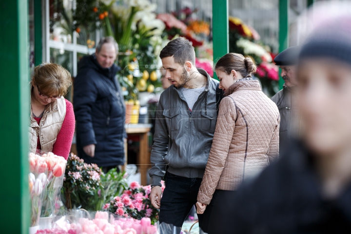 De ziua ta, FEMEIE! Bărbații au dat buzna la florării pentru a-și bucura iubitele (FOTO/VIDEO)