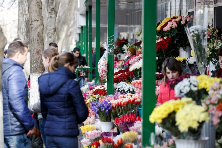 De ziua ta, FEMEIE! Bărbații au dat buzna la florării pentru a-și bucura iubitele (FOTO/VIDEO)