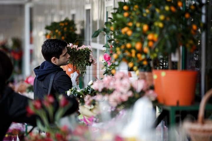 De ziua ta, FEMEIE! Bărbații au dat buzna la florării pentru a-și bucura iubitele (FOTO/VIDEO)