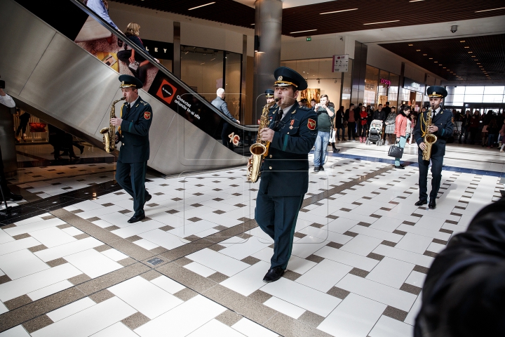 Flashmob într-un centru comercial. Orchestra Prezidențială a felicitat femeile cu ocazia zilei de 8 martie