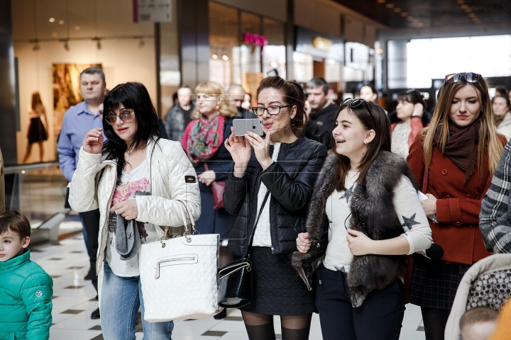 Flashmob într-un centru comercial. Orchestra Prezidențială a felicitat femeile cu ocazia zilei de 8 martie