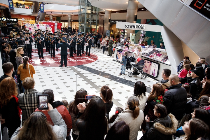 Flashmob într-un centru comercial. Orchestra Prezidențială a felicitat femeile cu ocazia zilei de 8 martie