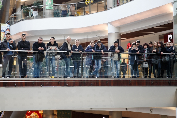 Flashmob într-un centru comercial. Orchestra Prezidențială a felicitat femeile cu ocazia zilei de 8 martie