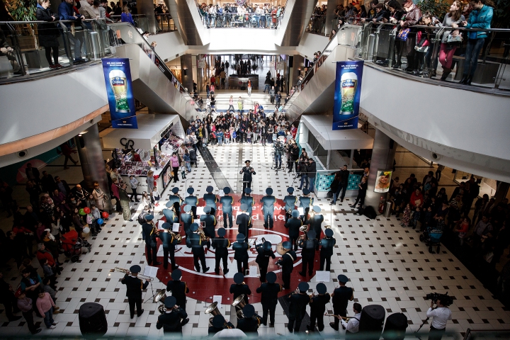 Flashmob într-un centru comercial. Orchestra Prezidențială a felicitat femeile cu ocazia zilei de 8 martie